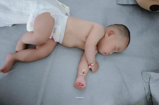 柳林宝宝睡觉爱翻身
