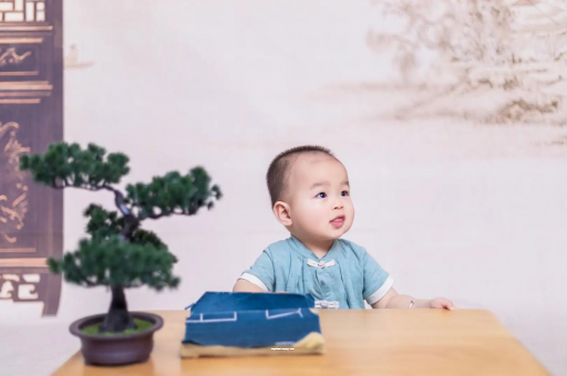 柳林怀孕肚子中间凹两边凸